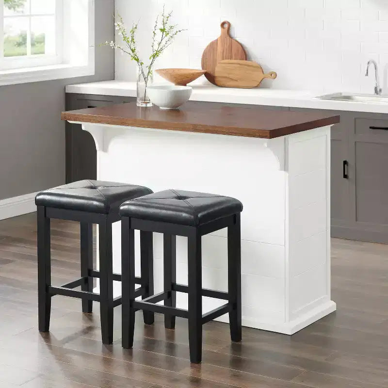 Isola da Cucina Crosley 42" Bartlett con Piano in Legno e Sgabelli Quadrati Imbottiti, Bianco/Nero: Design Shiplap, Ripiani Regolabili