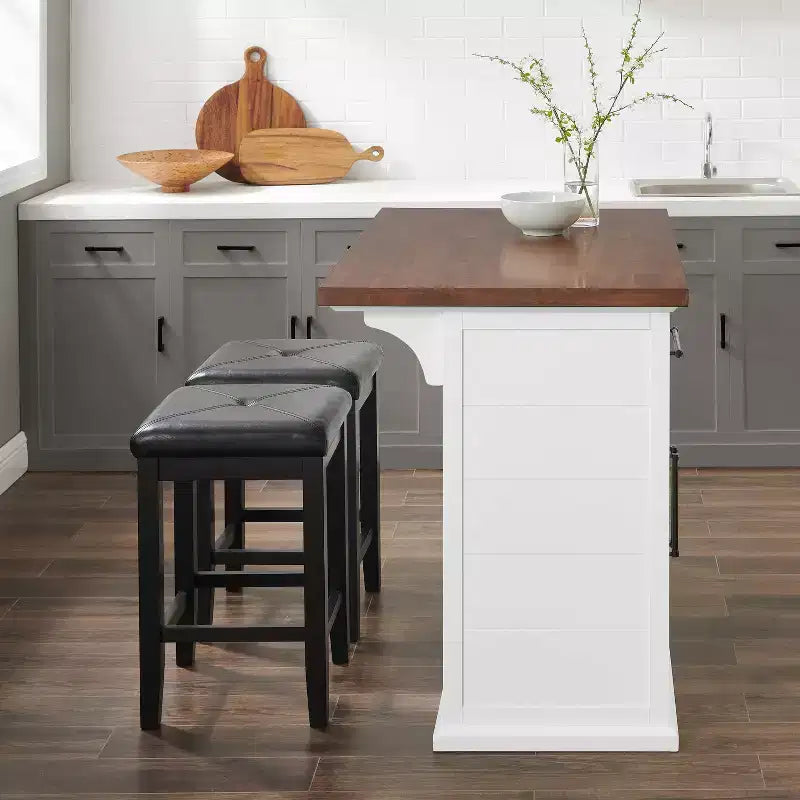 Isola da Cucina Crosley 42" Bartlett con Piano in Legno e Sgabelli Quadrati Imbottiti, Bianco/Nero: Design Shiplap, Ripiani Regolabili