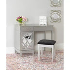 Mobiletto con specchio a ribalta Glam, 1 anta, 1 cassetto, specchio e legno, con sgabello, motivo a traliccio argentato - Linon