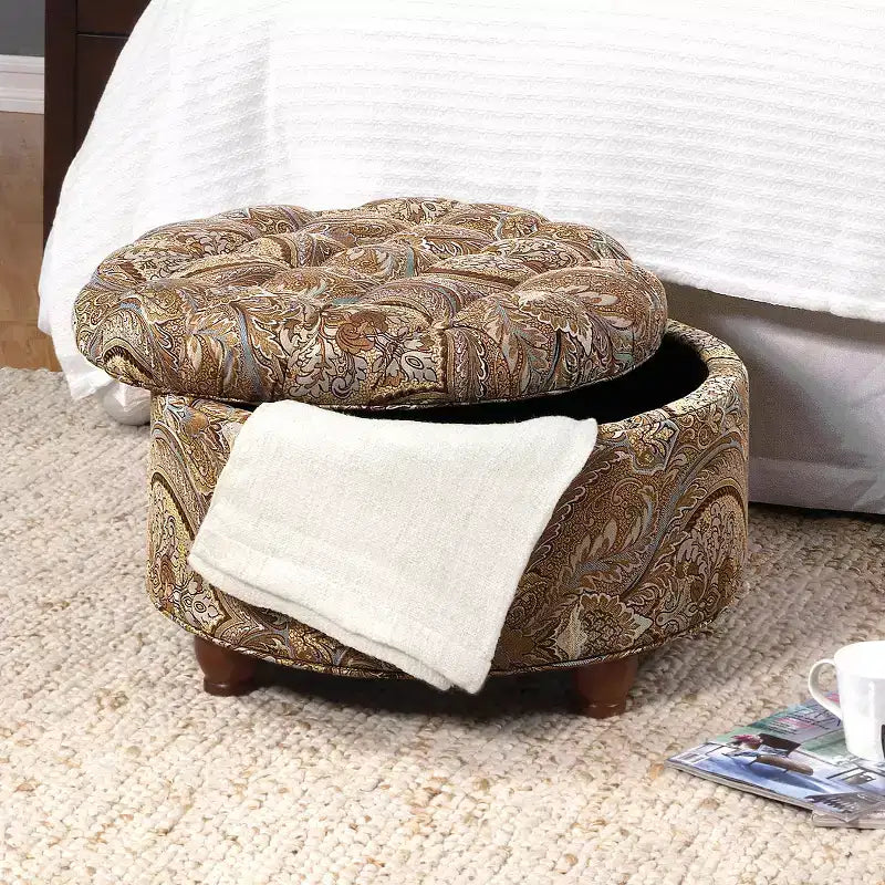 Pouf rotondo con contenitore trapuntato a bottoni fantasia Paisley marrone - HomePop