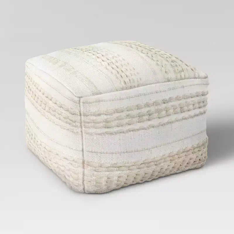 Pouf Lory testurizzato neutro - Threshold™: ottomano quadrato bohémien, trapuntato a mano, beige chiaro, misto cotone e lana