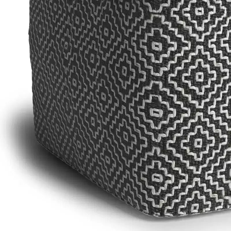 Pouf Laurene quadrato in PET intrecciato di poliestere grigio/bianco - WyndenHall