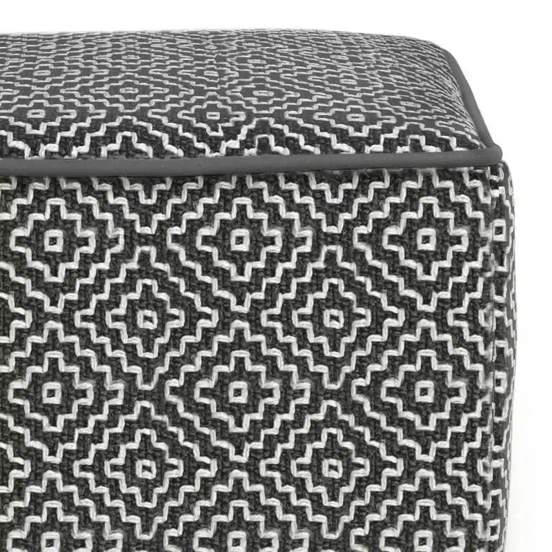 Pouf Laurene quadrato in PET intrecciato di poliestere grigio/bianco - WyndenHall