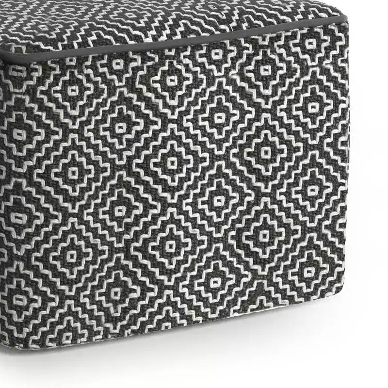 Pouf Laurene quadrato in PET intrecciato di poliestere grigio/bianco - WyndenHall