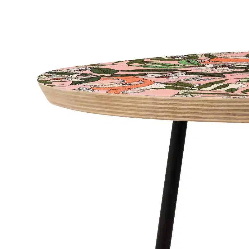 Tavolino rotondo Marta Barragan Camarasa Olive In The Orange Flowers rosa/nero - Deny Designs: Struttura in acciaio antimacchia