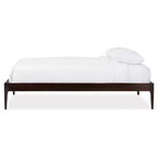 Struttura Letto Queen Bentley Mid Century Modern in Legno Massello Cappuccino/Marrone Scuro - Baxton Studio: Ecologico, Legno di Gomma, Non Richiede Rete a Doghe