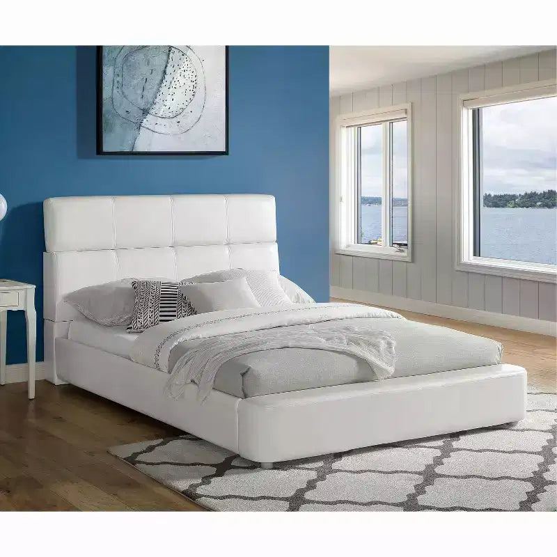 Letto imbottito in ecopelle Queen Tioga bianco - miBasics: moderna piattaforma lucida, struttura in legno massiccio, portata 450 kg