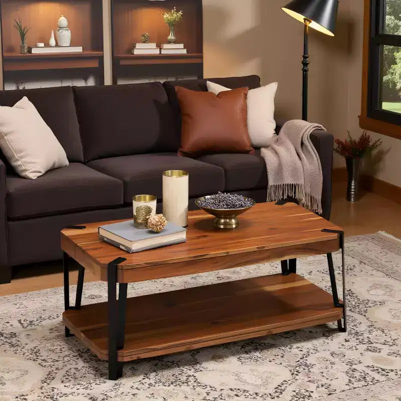 Tavolino da caffè Alaterre Furniture Ryegate con bordo vivo in legno massello e metallo