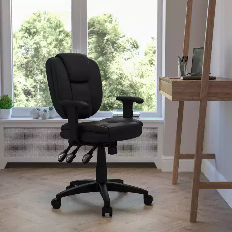 Sedia da ufficio ergonomica girevole multifunzione con schienale medio Flash Furniture con cuscino superiore e braccioli regolabili