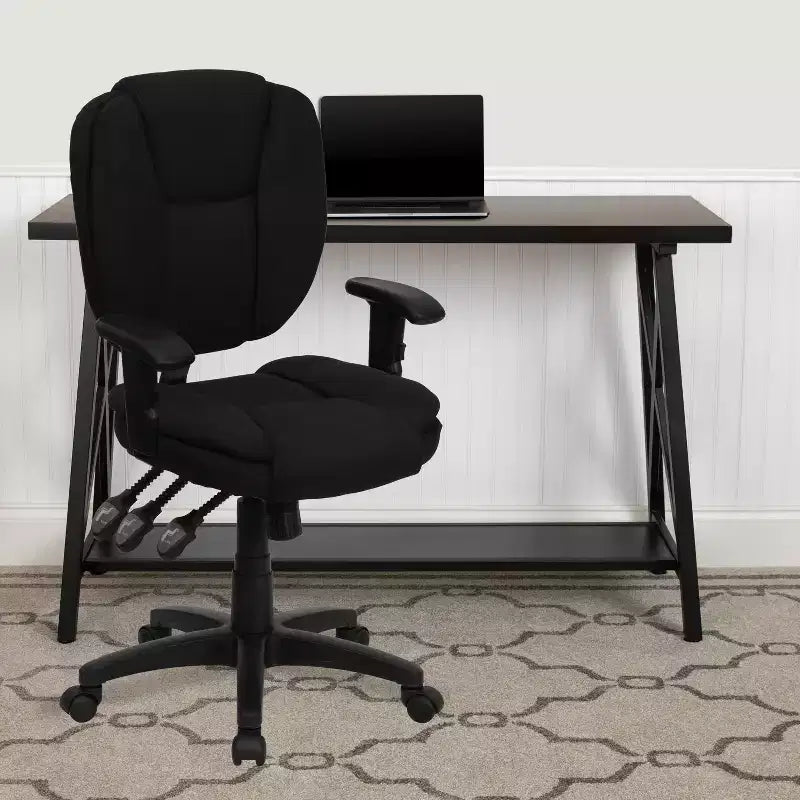 Sedia da ufficio ergonomica girevole multifunzione con schienale medio Flash Furniture con cuscino superiore e braccioli regolabili