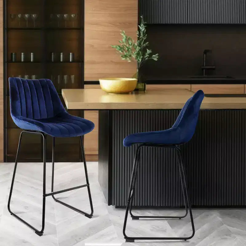 Sgabello da bar trapuntato in velluto Elama, set da 2, blu con gambe in metallo