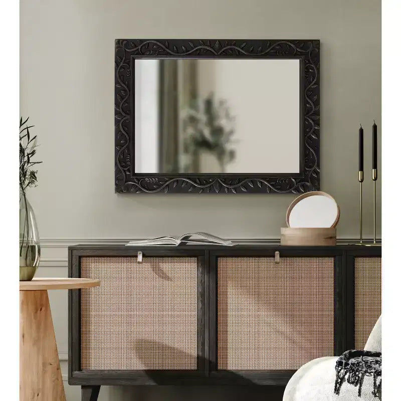 Specchio intagliato in legno Natesa di Kate & Laurel All Things Decor, 60x80 cm