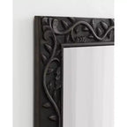 Specchio intagliato in legno Natesa di Kate & Laurel All Things Decor, 60x80 cm