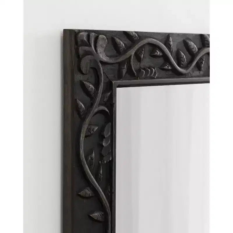 Specchio intagliato in legno Natesa di Kate & Laurel All Things Decor, 60x80 cm