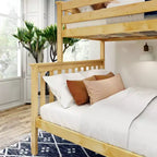 Letto a castello Plank+Beam in legno massiccio, piazza e mezza sopra piazza francese, nessuna rete a molle richiesta