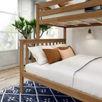 Letto a castello Plank+Beam in legno massiccio, piazza e mezza sopra piazza francese, nessuna rete a molle richiesta