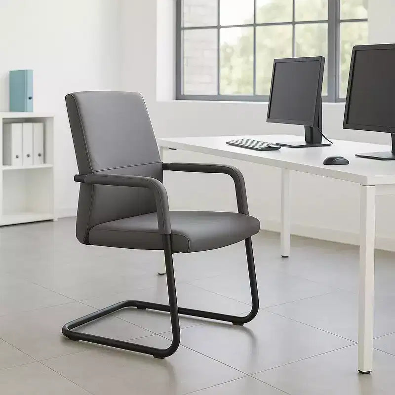 Sedia da Ufficio Moderna LeisureMod Evander in Ecopelle Nera - Base a Slitta Robusta - Seduta Ergonomica per Scrivania e Ospiti