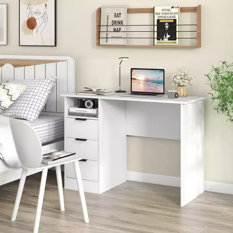 Scrivania da Computer Costway da 42,5" con Stazione di Ricarica Integrata, 3 Cassetti e Ripiano Aperto