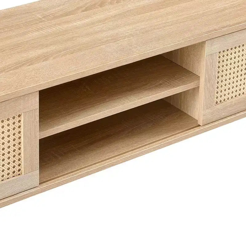55.12 Mobile TV in Rattan, Supporto TV con Ripiani a Giorno, Doppie Ante Scorrevoli, Gambe in Legno Massello, Tavolino Consolle Multimediale per Soggiorno Camera da Letto