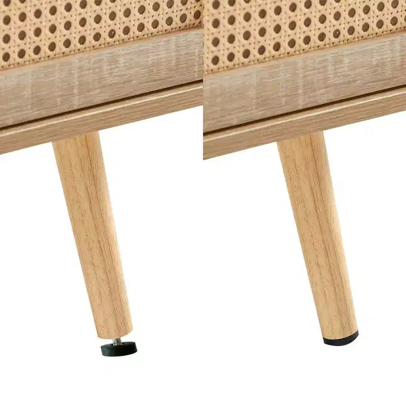 55.12 Mobile TV in Rattan, Supporto TV con Ripiani a Giorno, Doppie Ante Scorrevoli, Gambe in Legno Massello, Tavolino Consolle Multimediale per Soggiorno Camera da Letto