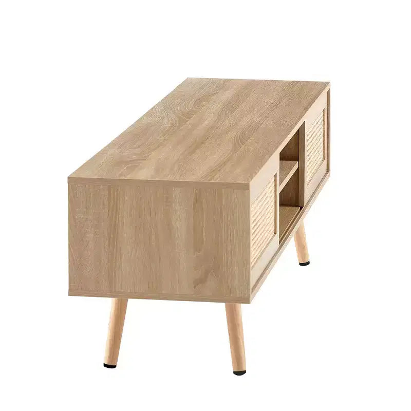 55.12 Mobile TV in Rattan, Supporto TV con Ripiani a Giorno, Doppie Ante Scorrevoli, Gambe in Legno Massello, Tavolino Consolle Multimediale per Soggiorno Camera da Letto