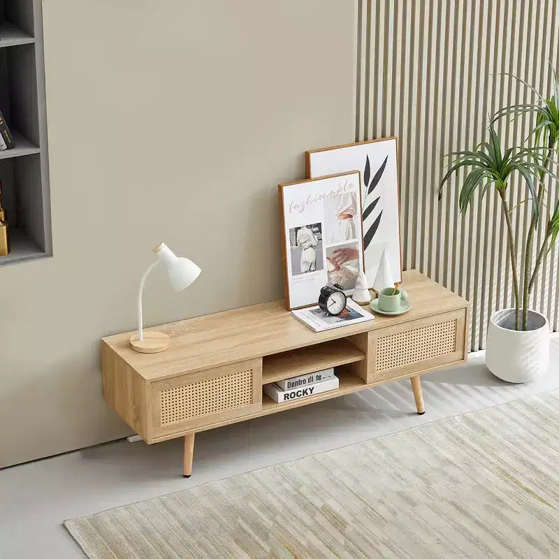 55.12 Mobile TV in Rattan, Supporto TV con Ripiani a Giorno, Doppie Ante Scorrevoli, Gambe in Legno Massello, Tavolino Consolle Multimediale per Soggiorno Camera da Letto