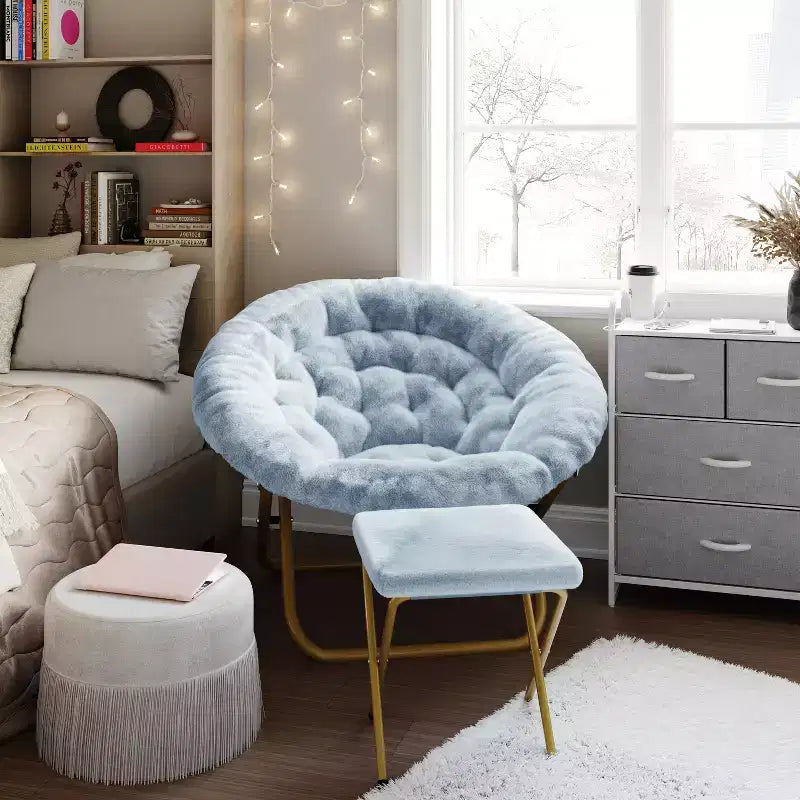 Flash Furniture Gwen 38 pollici, sedia a mezza luna pieghevole oversize portatile in pelliccia sintetica con poggiapiedi pieghevole per dormitorio e camera da letto