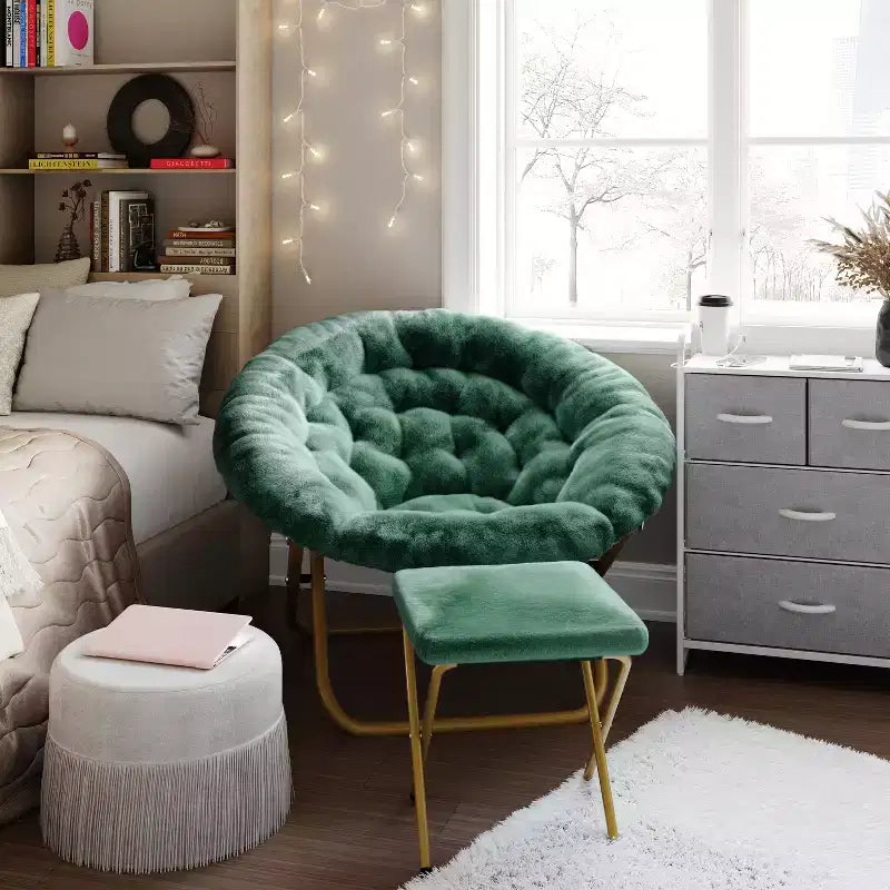 Flash Furniture Gwen 38 pollici, sedia a mezza luna pieghevole oversize portatile in pelliccia sintetica con poggiapiedi pieghevole per dormitorio e camera da letto