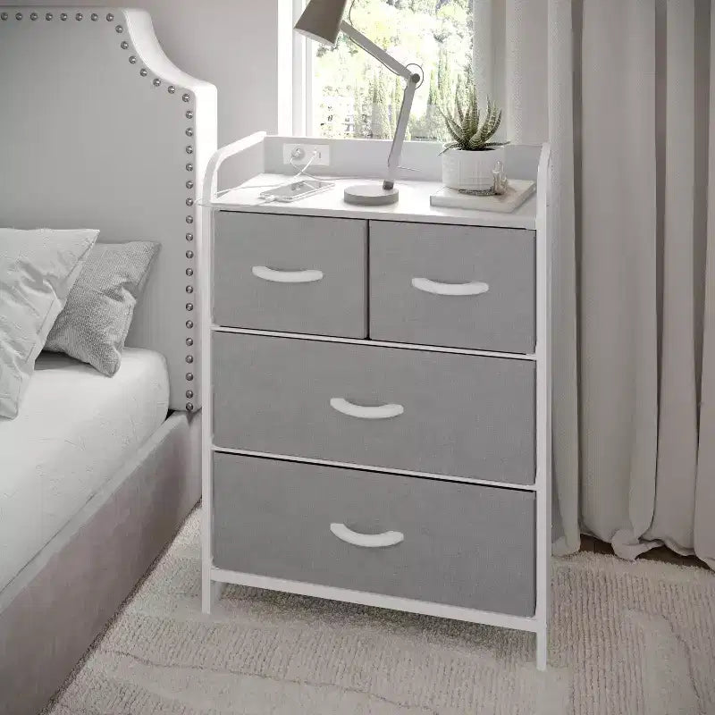 Flash Furniture Sodano Comodino a 4 Cassetti con Stazione di Ricarica, 2 Porte USB e 1 Presa, Struttura in Metallo, Piano, Cassetti e Maniglie in Legno Ingegnerizzato