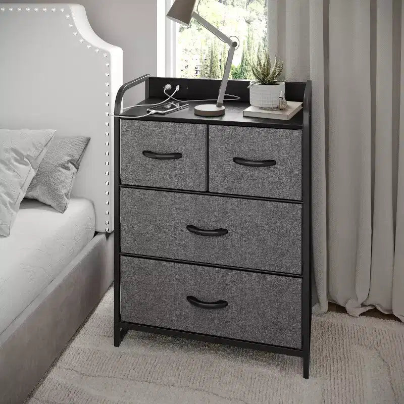 Flash Furniture Sodano Comodino a 4 Cassetti con Stazione di Ricarica, 2 Porte USB e 1 Presa, Struttura in Metallo, Piano, Cassetti e Maniglie in Legno Ingegnerizzato