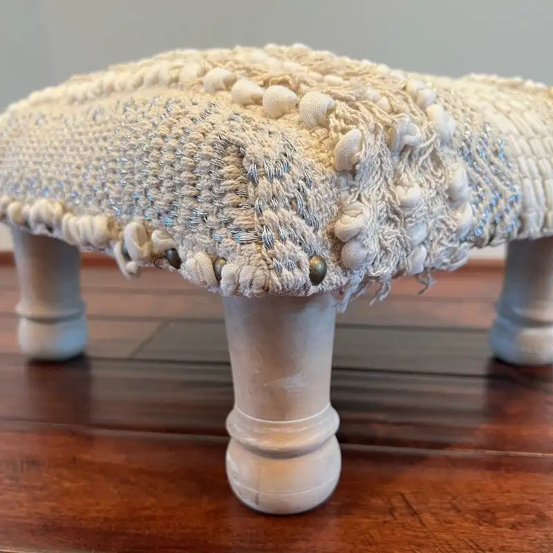 Sgabello accentato rivestito in cotone Dhurrie fatto a mano