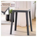 LeisureMod Tresse Sgabello da pranzo quadrato impilabile con piano in vimini, design leggero e durevole per uso in cucina, giardino, balcone, bar, terrazza o patio