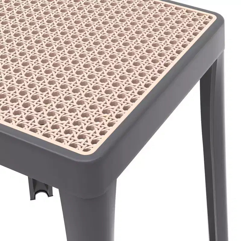 LeisureMod Tresse Sgabello da pranzo quadrato impilabile con piano in vimini, design leggero e durevole per uso in cucina, giardino, balcone, bar, terrazza o patio