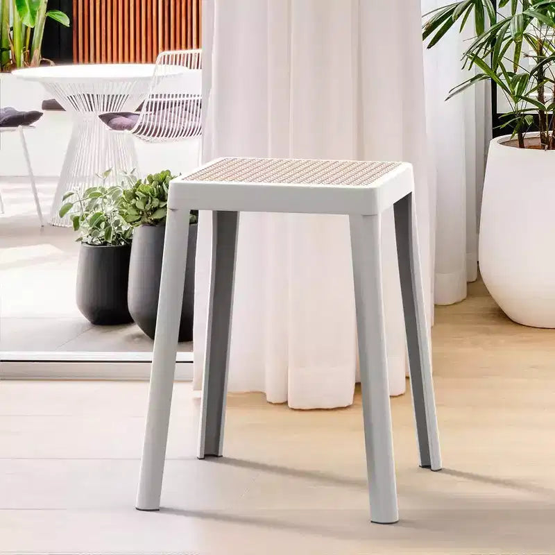 LeisureMod Tresse Sgabello da pranzo quadrato impilabile con piano in vimini, design leggero e durevole per uso in cucina, giardino, balcone, bar, terrazza o patio