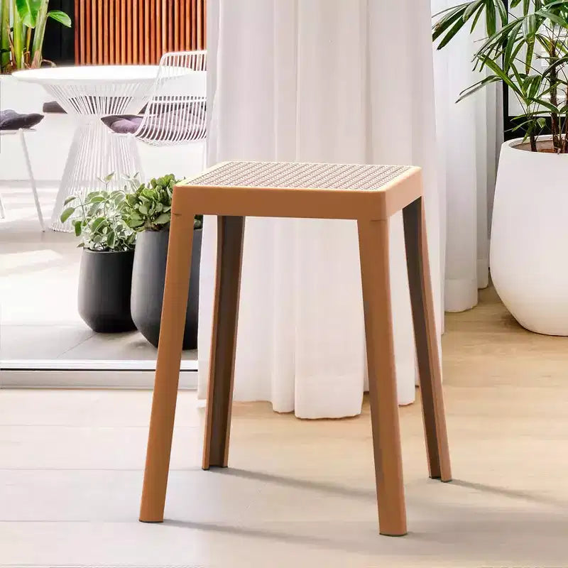 LeisureMod Tresse Sgabello da pranzo quadrato impilabile con piano in vimini, design leggero e durevole per uso in cucina, giardino, balcone, bar, terrazza o patio