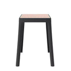 LeisureMod Tresse Sgabello da pranzo quadrato impilabile con piano in vimini, design leggero e durevole per uso in cucina, giardino, balcone, bar, terrazza o patio