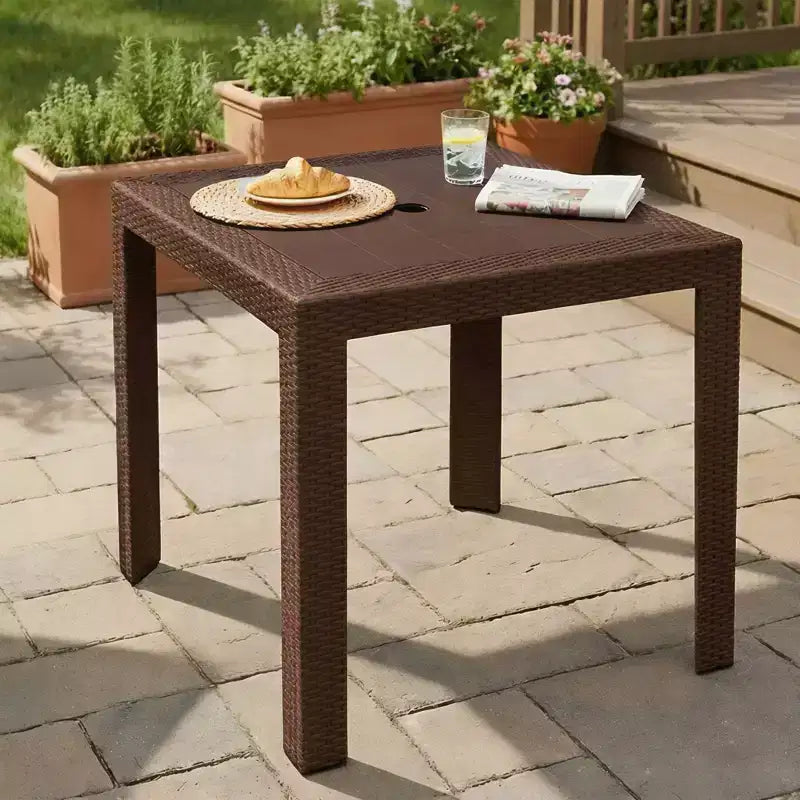 LeisureMod Tavolo da pranzo quadrato per esterni Mace Collection da 31 pollici - Tavolo da bistrò moderno in tessuto resistente alle intemperie
