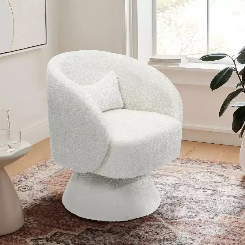 Poltrona girevole da club LuxenHome imbottita color crema con base in legno imbottita color crema bianco sporco