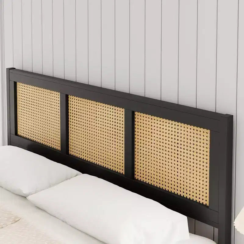 Struttura letto matrimoniale Queen Size con testiera, struttura letto a piattaforma bohémien in rattan con robusto supporto a doghe in metallo, senza bisogno di rete, design silenzioso, nero