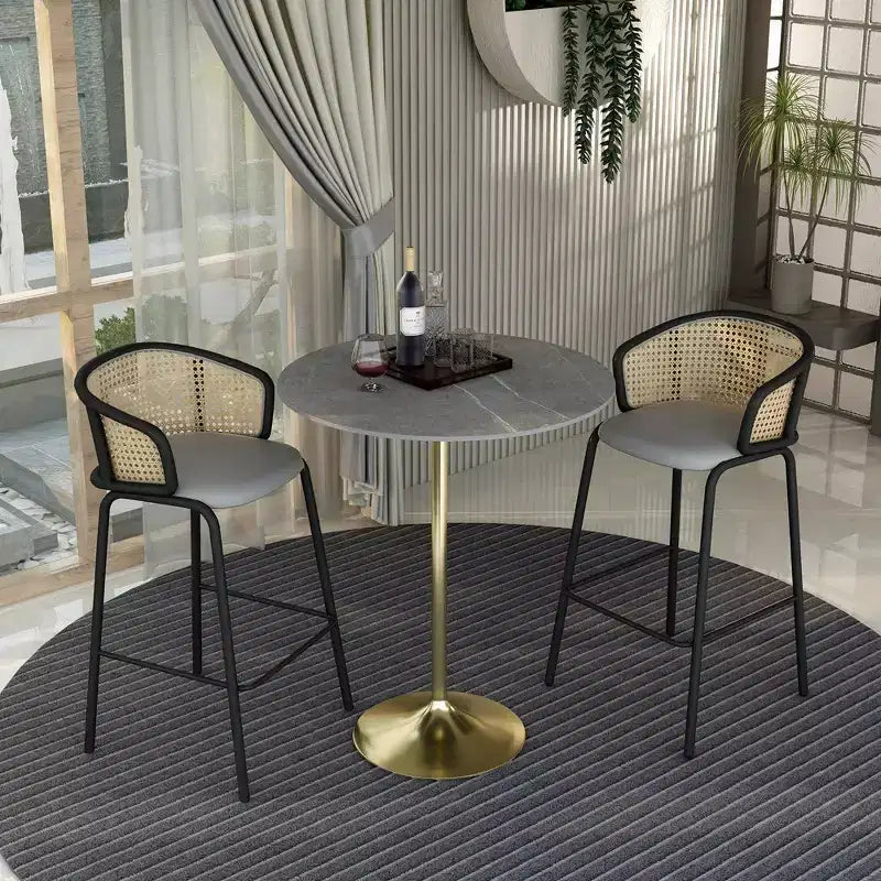 LeisureMod Tavolo da pranzo alto da bar rotondo 36 con piano in pietra sinterizzata e base a piedistallo in acciaio inossidabile dorato Collezione Verve