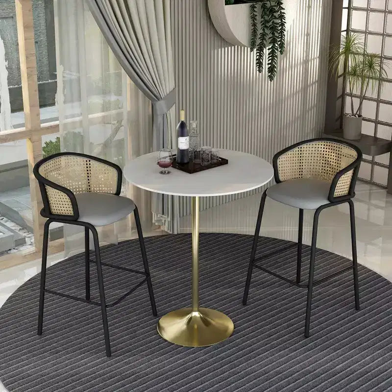 LeisureMod Tavolo da pranzo alto da bar rotondo 36 con piano in pietra sinterizzata e base a piedistallo in acciaio inossidabile dorato Collezione Verve