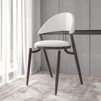 Sedia da pranzo moderna LeisureMod Venice in pelle, sedia laterale accentata imbottita con schienale aperto, con gambe in metallo, sedia da pranzo senza montaggio, set da 4