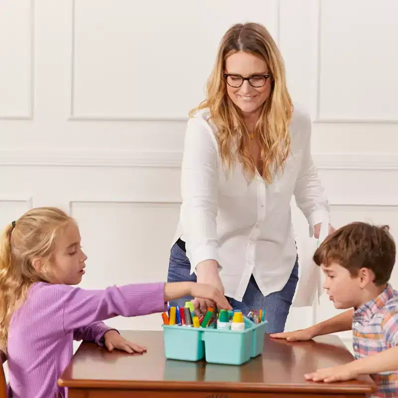 Tavolo quadrato in legno massiccio ECR4Kids da 30x30 pollici e due sedie da 12 pollici, set da 3 pezzi