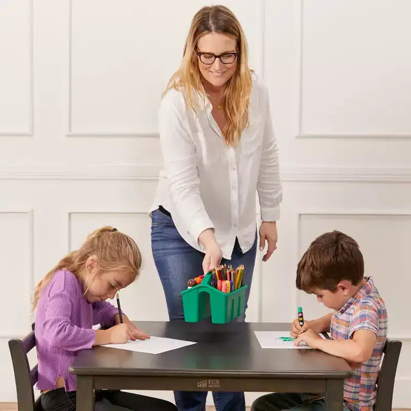 Tavolo quadrato in legno massiccio ECR4Kids da 30x30 pollici e due sedie da 12 pollici, set da 3 pezzi
