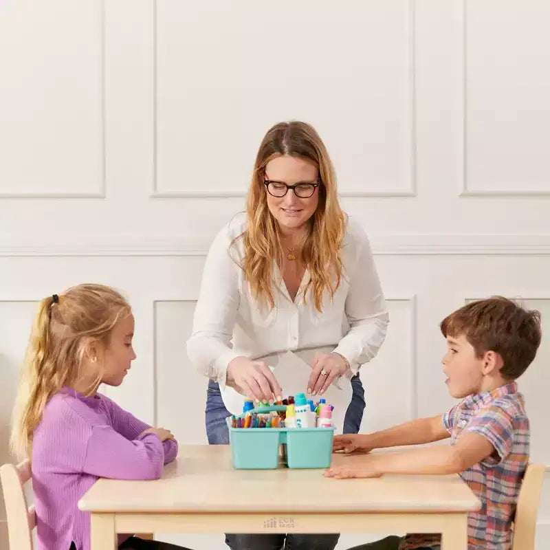 Tavolo quadrato in legno massiccio ECR4Kids da 30x30 pollici e due sedie da 12 pollici, set da 3 pezzi