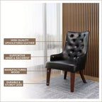 Sedia da pranzo LeisureMod rivestita in velluto e pelle con schienale alto capitonné e gambe in legno di caucciù verniciato