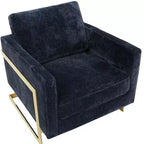 Poltrona con braccioli LeisureMod Lincoln rivestita in Bouclé con struttura in acciaio inossidabile dorato