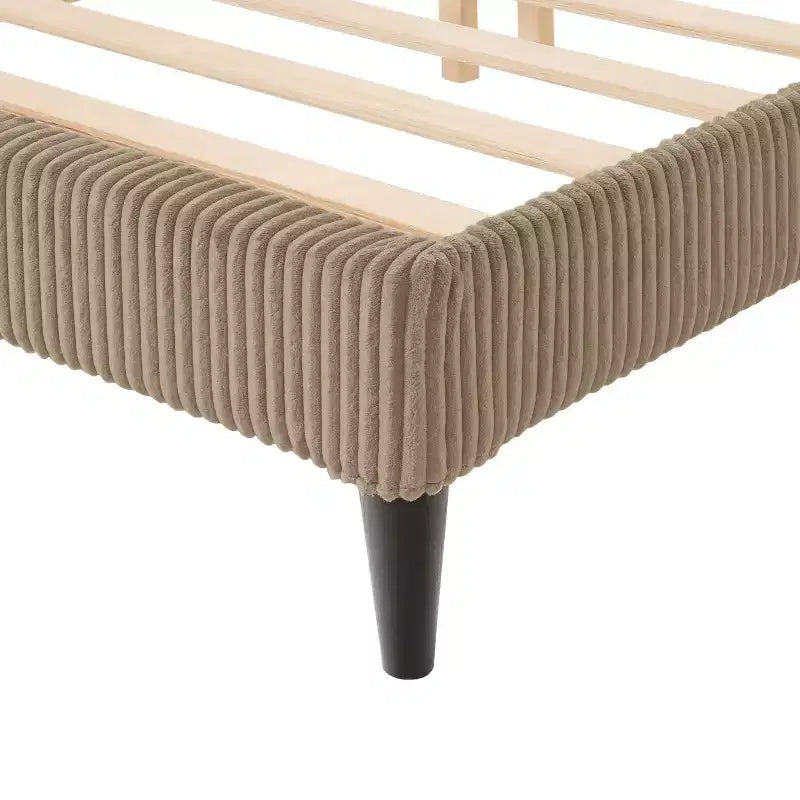 Letto a piattaforma Queen miBasics Beckman imbottito in velluto a coste con fodera rimovibile