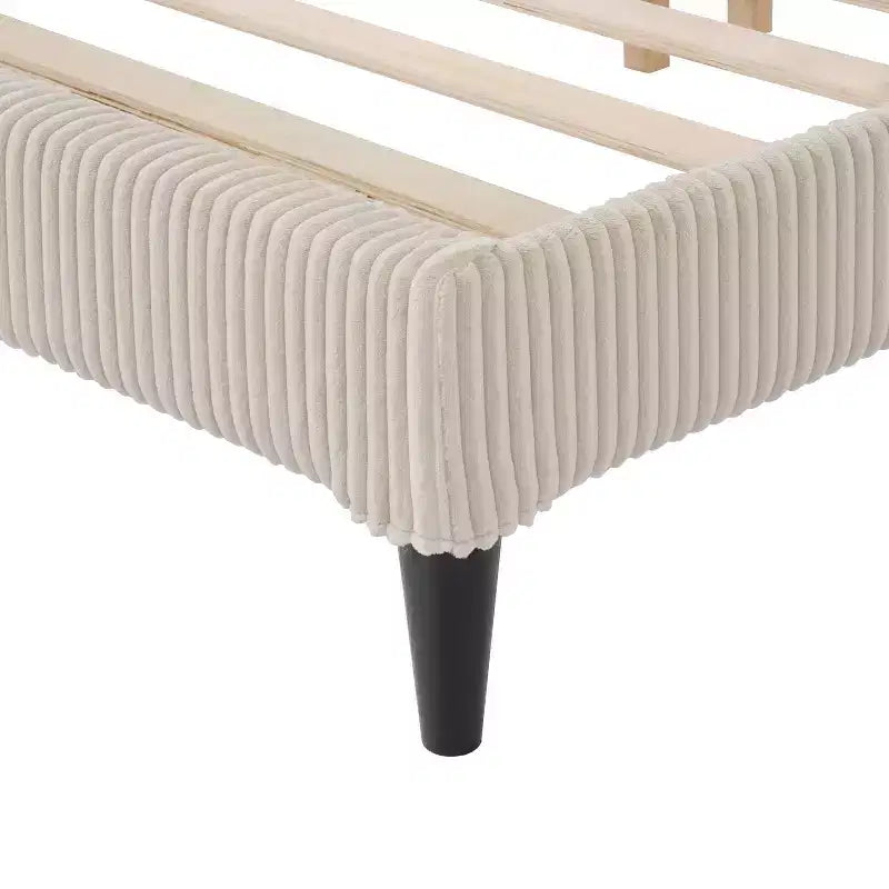 Letto a piattaforma Queen miBasics Beckman imbottito in velluto a coste con fodera rimovibile