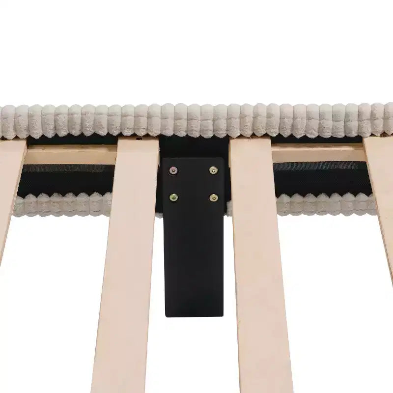 Letto a piattaforma Queen miBasics Beckman imbottito in velluto a coste con fodera rimovibile